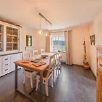 בית נופש Luxurious House With Sauna In