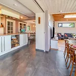 בית נופש Luxurious House With Sauna In