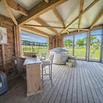 Luxurious House With Sauna In בסטון