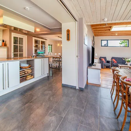 Feriehus Luxurious House With Sauna In