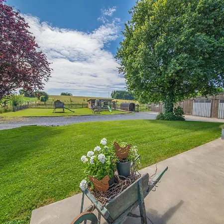 Дом отдыха Luxurious House With Sauna In