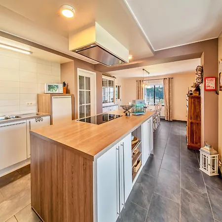 Luxurious House With Sauna In باستونيا